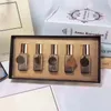 Senaste versionen Män Köln Collection 5pcs / set 9ml * 5pcs Gilding Bottle Presentförpackning 5 olika luktar Gratis frakt