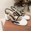 Kvinnors Sandaler Sidor Butterfly Tie Decor Patent Real Läder Sweet Round Toe Sqaure Heels Lolita Style Shoes Luxury Brand 4141