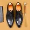Scarpe da uomo da uomo Scarpe da uomo di alta qualità con lacci Oxford Brogue Carved Designer Social Shoes for Men A104