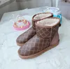 2021 Designers clássicos botas de neve de inverno reais lâminas de pele de couro impermeabilizadas meninas planas meninas botas mini botas de moda com caixa