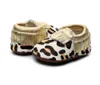 Erste Wanderer geborene echte Lederbaby Schuhe Leopardendruck Quastel Moccasins Anti-Rutsch-Gummi-Sohle-Vorkuster für Jungenmädchen 0-24m