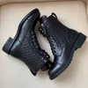 Half Boots Black Calfskin Thick Heel Quality Knight Boot Flat Lace Up Shoes Justerbar dragkedja Öppning Motorcykelstövlar Kvinnors lyxdesigner Fabriksskor 35-42