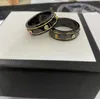 로고가있는 패션 브랜드 검은 반지 Bague Anillos Moissanite 망 및 여성에 대한 약혼 결혼식 쥬얼리 애호가 선물 W300