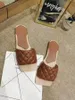 Classic Ladies Fashion Sandali con tacco piatto Summer Sexy Leather 10 Pantofole di gelatina di colore Donne Home Bagno Balneazione Lacci delle scarpe Box 35-42