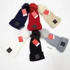 Vinter stickade hattar luxurys brev pompon beanies päls pom skalle kepsar boonet kvinnor tjejer utomhus varm hak hatt chunky stickad lock med tag lime etikett