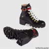 2022 Bota de tobillo de cuero bordado con cinturón 557735 AYO10 1000 Botas de diseño de lujo Moda Moda Clásico Martin Desierto Zapatillas de deporte Tamaño