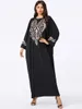 9096 waardige en comfortabele Arabische grote damesjurk zwart geborduurde vleermuis mouw knop casual jurk