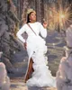 2022 2022 새로운 흰색 인어 이브닝 드레스 플러스 사이즈 긴 소매 사이드 슬릿 러프 Organza 공식 결혼 무도회 가운 가운 드 마리레