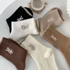 レディースファッション秋と冬の靴下すべての綿の素敵な日本の中型チューブソックスソリッドカラーファインストリップ刺繍パイルソックス