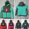 2022 Kinder Fleece Hoodies Jacken Camping Winddicht Ski Warm Daunenmantel Outdoor Casual Kapuze SoftShell Sportswear Oberbekleidung Pullover Mantel