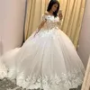 2021 Vintage Ball Gown Wedding Dresses Bride Dress Off Shoulder Långärmade Långt applikationer med blommor Dubai Arabiska klänningar Mellanöstern