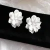 Stud 1Pair elegante e elegante resina de flores Earrings Mulheres joias artesanais coreia moda simples branca 3d PETAL Ear presente e328