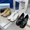 Klassiska damer högklackat båt skor designer läder nitar tjock häl metall klänning skor kvinnors casual loafers 40 meter med låda
