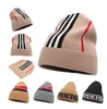 Fashion Big Girls Boys Lettere Cappelli lavorati a maglia stampati Uomini e donne Autunno Inverno Tenere al caldo Protezione per le orecchie Cappello di lana Stripe Street Outdoor Caps