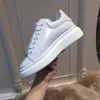 En Kaliteli Unisex Chaussures Ayakkabı erkek Sneakers Deri Lace Up Platformu Beyaz Siyah Flats Rahat Ayakkabı