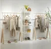 Présentoir de magasin de vêtements Mobilier commercial magasin de vêtements pour femmes suspendus Organisation porte-sacs à chaussures atterrissant contre le mur Supports de rangement pour vêtements blanc