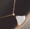 Luxruious Qualityには、女性向けの白いシェルとダイヤモンド付きのペンダントネックレスをはっきりとスタンプを持っていますウェディングジュエリーギフトps38399044869