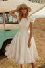 Simple court une ligne robes de mariée robes de mariée 2022 thé longueur Satin ivoire sans manches dos ouvert volants été robe De Novia Boho plage robe de mariée