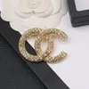Luksusowe kobiety projektant marki podwójne broszki z literami 18K pozłacane wkładka kryształ Rhinestone biżuteria broszka urok perła Pin Marry Wedding Party Cloth akcesoria