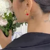Hoop Huggie Sexig tjejs röda hjärtformade guldörhängen 2021 Koreanska modesmycken bröllopsfest Enkelt tillbehör för kvinnor