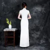 Odzież etniczna w stylu chińskim satynowa Cheongsam Lady klasyczna przekątna Qipao boczne rozcięcie aplikacja suknia Vintage biały ślub panny młodej D1686