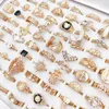 100 sztuk/partia Hollow Out pierścień zespół serce wąż miłość pierścienie dla kobiet Mix geometria Wedding Madam moda biżuteria Party Charm Girl styl boho prezent hurtowo