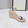 2021Designer Womens Tjock Soled Mode Sandaler Lyxplattform Brev Kvinnor Sandal Läder Högklackat Slope Heels Skor Storlek 35-41