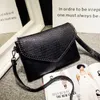 Luxurys Designers Bags PU Leather Korean Bag Women Envelopeハンドバッグブラックスクエアバッグファッションクロスボディハンドバッグシングルショルダーメッセンジャーパックサイズ2
