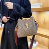 Handväska kvinnors nya franska konsistens stor kapacitet hink en axel handväska mångsidig budbärare väska signatur