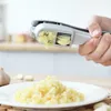 Zwei-in-One-Legierung Multifunktional Knoblauchpresse Knoblauch Slicer Ingwersuicer Masher Handheld Ingwer Mincer Küche Tool