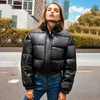 女性の暖かいPUレザーダウンコート冬のファッションのトレンド厚さの短いパフのジャケットデザイナー卸売新しい女性のカジュアルなパフのカッファジャケット