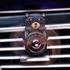 Novo estilo pequeno urso piloto carro refrogerador de ar perfume tomada de automóvel ferramenta interior clipe fragrância ornamento acessórios