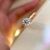 S925シルバーチャームパンクバンドリング1個のダイヤモンドのための銀色の結婚式ジュエリーギフトを2色メッキされている