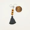 Favorece o chaveiro de madeira do cordão com microplaquetas de madeira redonda e tassel de algodão Pingente chave do anel de sublimation personalizado