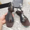 Mode Lady Designer Sandaler Slide Summer Flat Shoes Sexig Leather Platform