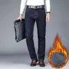 Jeans chauds pour hommes d'hiver Mode d'affaires Style classique Noir Bleu Denim Droite Polaire Pantalon épais Pantalon de marque masculine 211111