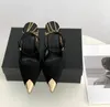 2022 Designer de luxo Aw Sandálias femininas de salto alto de couro com bico fino 35-40