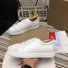 Casual skor sneakers plattform mode spikar stud sneaker röd svart vit sko snörning läder tränare med högkvalitativa män kvinnor chaussures storlek 35-45 med låda