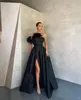 2021 New Black Girl Prom Dresses Royal Blue Feather Nappa Formale Abito da sera Serata Mermaid Abiti da partito 2K21 Spalato laterale