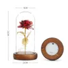 Dekorativa blommor kransar guldfolie Artificiell rosblomma med LED -ljussträng i glasskupol på träbas Alla hjärtans dag gåva hem de