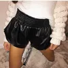 Elastisk hög midja vita pu shorts kvinnor lös faux läder löpare sommar streetwear sexigt brett ben för 210719