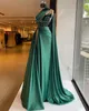 2023 Sexiga mörkgröna balklänningar med fjäder hög hals en axel Kristall paljetter Pärlor Hög sida Delat golv Längd Slida Festklänning Aftonklänningar