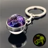 12 Constellation Porte-clés lumineux Boule de verre Pendentif Zodiac Porte-clés Glow In The Dark Porte-clés Porte-clés Hommes Femmes Cadeau d'anniversaire GGA4178