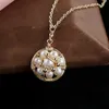 Collane con pendente di perle d'acqua dolce avvolgenti in filo di metallo di moda Collana a catena con clavicola di marea femminile Accessorio per gioielli da donna