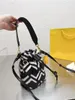 Mini borsa a secchiello in bianco e nero Lettere classiche Borsa a mano dal design carino in peluche Borse da donna a tracolla da uomo Borse morbide con coulisse Fluffy