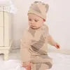 Meninas bebê meninos designer romper moda infantil xadrez manga longa macacão terno de riacho de malha roupa de malha roupa recém-nascida letra onesie com chapéu STUCHE SET S1793