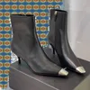 Mode lyxdesigner kvinnor stövlar metall design pekad tå sexig dam stövlar damer fotled stövlar runda tår sida zip high-heels designers booties för kvinna