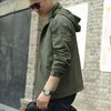 Giacca militare impermeabile da uomo Primavera Autunno Casual Giacca a vento Giacche da uomo Traspirante con cappuccio Cappotti sottili da esterno 6XL Abbigliamento 211105