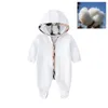 Spot di alta qualità Vendita al dettaglio plaid neonato Tute con cappuccio pagliaccetti firmati cotone manica lunga tutine tute tute per bambini Abbigliamento boutique per bambini