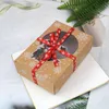 240 stks / partij Kraftpapier PVC-vensterdoos Kerst Candy Biscuit Cake Brood Doos Kraftpapier Geschenkdoos met Zijde Lint Groothandel